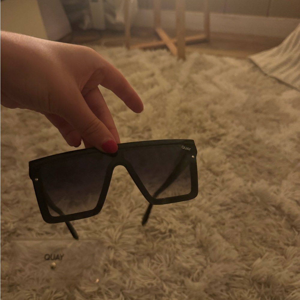 QUAY SUNGLASSES